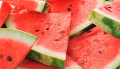 Mặt nạ dưa hấu. Đây là loại mặt nạ giúp mang lại sự bóng mịn, thu hẹp lỗ chân lông cho làn da dầu. Trộn hai thìa mật ong vào hỗn hợp dưa hấu đã nghiền nát và đắp mặt trong 30 phút. Sau đó rửa lại với nước mát. Nên làm 2 lần mỗi tuần để có kết quả tốt nhất.