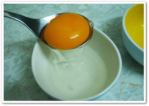 Mặt nạ lòng trắng trứng. Lấy một lượng lòng trắng trứng vừa phải trộn đều với 5 giọt chanh, bôi lên mặt để từ 15- 20 phút rồi rửa sạch. Lòng trắng trứng chứa nhiều protein giúp da đàn hồi, căng tràn sức sống. Chanh giúp da sạch, mịn màng. Làm thường xuyên sẽ giúp da mặt nhẵn trắng, giảm bớt lượng dầu trên da.