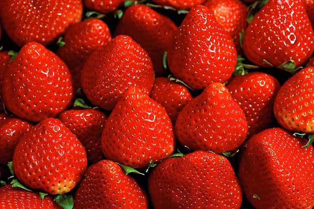 Dâu tây. Để điều trị và giảm thiểu da tiết dầu, thì những loại quả chua chứa lượng axit vừa phải sẽ được coi là "vị cứu tinh" hoàn hảo dành cho bạn. Dâu tây tất nhiên cũng nằm trong danh sách ấy bởi nó chứa 1 lượng axit tannic và anthocyanin dồi dào. Chính 2 "thần dược" này sẽ giúp bạn làm se khít lỗ chân lông và "đánh bay" tình trạng da dầu khó chịu.