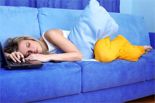 Đừng quên nghỉ ngơi. Không nên ngồi trước máy tính quá lâu, mỗi giờ làm việc, hãy dành ra 5 phút để đứng lên đi lại, cho mắt và gân cốt thư giãn để dẻo dai hơn, đồng thời giúp mỡ thừa ít có cơ hội tích tụ ở vòng eo của bạn.