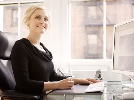 Tỉnh táo. Khi làm việc, bạn mất rất nhiều năng lượng, do vậy, cảm giác thèm ăn là chuyện dễ hiểu. Nhưng không vì thế mà tự cho phép mình thoải mái với đồ ăn vặt và cafe suốt ngày này qua ngày khác, chính những thứ đó là nguyên nhân khiến cân nặng của bạn trở nên không thể kiểm soát. Hãy để một cốc nước lọc mát và to bên bàn làm việc, hoặc các loại trà thảo mộc, nước ép trái cây tươi, đồ ăn vặt nên chọn ngũ cốc, hoa quả sấy, hoa quả tươi… để bổ sung năng lượng.