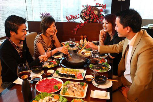 Hạn chế đi ăn tiệc. Trong những bữa tiệc luôn có sự góp mặt của những món ăn ngon, hấp dẫn nhưng kèm theo đó là một lượng lớn chất béo, dầu, mỡ, đường, đạm…tất cả đều là những “thủ phạm” làm cho bạn bị tăng cân, béo phì.