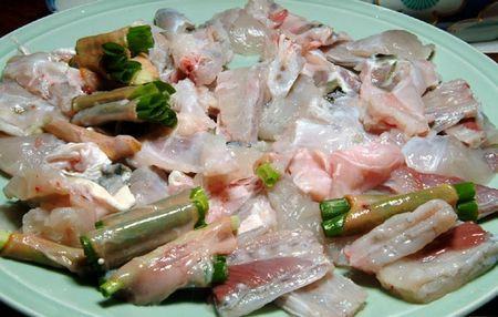 Cá nóc. Độc tố trong cá nóc chính là tetradotoxin có trong buồng trứng, hepatoxin ở gan cá nóc có thể gây ngộ độc và nguy hiểm nhất là có thể gây tử vong.