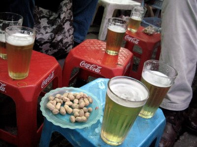 Theo tờ Wsj.com, hơn một nửa trong tổng số 86 triệu dân Việt Nam trong độ tuổi từ 20-40 đều uống bia hàng ngày (Ảnh: http://jjourneys.wordpress.com).