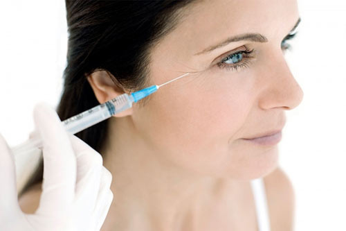 Tiêm botox là một trong những loại hình phẫu thuật thẩm mỹ được ưa chuộng nhất hiện nay, với tác dụng chủ yếu làm căng da ở những bộ phận được tiêm vào. Thông thường, botox được tiêm vào các vùng da có nhiều nếp nhăn, như vùng má, khóe miệng, vùng cổ… Botox có tác dụng tức thì, tuy nhiên, việc lạm dụng botox làm đẹp sẽ dẫn đến nhiều biến chứng nguy hiểm.