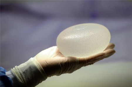 Độn ngực. Có vẻ như kích thước vòng một đóng một vai trò rất quan trọng đối với ngoại hình và điều này lý giải vì sao rất nhiều phụ nữ hướng đến loại hình phẫu thuật này. Đạt được kích thước ngực hoàn hảo có thể giúp làm tăng sự tự tin đối với một phụ nữ vốn có ngực nhỏ, giúp cho vòng ngực được nổi bật cũng như cân xứng hơn. Đây có vẻ là một trong những thủ thuật phẫu thuật thẩm mỹ phổ biến nhất, được nhiều phụ nữ lựa chọn để có một vóc dáng hoàn hảo.