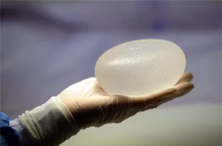 Độn ngực. Có vẻ như kích thước vòng một đóng một vai trò rất quan trọng đối với ngoại hình và điều này lý giải vì sao rất nhiều phụ nữ hướng đến loại hình phẫu thuật này. Đạt được kích thước ngực hoàn hảo có thể giúp làm tăng sự tự tin đối với một phụ nữ vốn có ngực nhỏ, giúp cho vòng ngực được nổi bật cũng như cân xứng hơn. Đây có vẻ là một trong những thủ thuật phẫu thuật thẩm mỹ phổ biến nhất, được nhiều phụ nữ lựa chọn để có một vóc dáng hoàn hảo.