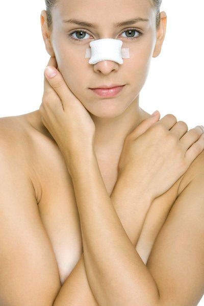 Nâng mũi. Thay đổi hình dáng mũi của bạn có thể khiến nét mặt bạn thay đổi rất nhiều, đây là lý do vì sao việc sửa mũi là một trong những thủ thuật phẫu thuật rất phổ biến, được lựa chọn bởi cả nam lẫn nữ. Không phải ai cũng được sinh ra với một chiếc mũi xinh xắn hoàn hảo, do vậy loại thủ thuật này có thể giúp bạn có được chiếc mũi phù hợp với hình dáng khuôn mặt.