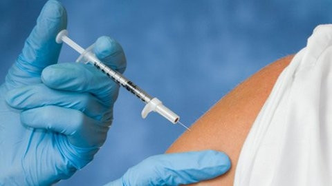 Tiêm ngừa vaccine: Những ai chưa được tiêm ngừa vaccine sởi từ bé thì nên đi tiêm ngừa, những người đã được tiêm đủ 2 mũi vaccine sởi từ bé thì không nên đi tiêm nữa.