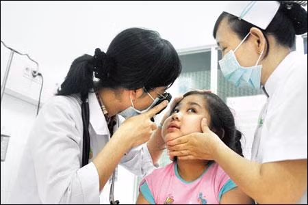 Đeo khẩu trang khi tiếp xúc với người bệnh và người nghi bị bệnh. Che miệng khi ho, hắt hơi. Đeo khẩu trang khi tiếp xúc với người bệnh và người nghi bị bệnh. Che miệng khi ho, hắt hơi.