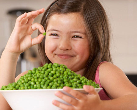 Nâng cao sức đề kháng cho trẻ nhỏ bằng chế độ ăn với đầy đủ dưỡng chất cần thiết, đồng thời tăng cường lượng nước uống giàu vitamin nhất là vitamin A để bảo vệ đôi mắt của trẻ mắc bệnh sởi.