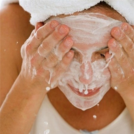 Chọn sữa rửa mặt phù hợp. Khi những lớp da chết cứ chất dần lên thì cũng là lúc bạn phải nói lời tạm biệt với làn da mịn màng cùng lỗ chân lông nhỏ. Vì thế, hãy rửa mặt hàng ngày với những sản phẩm có chứa alpha hydroxyl. Tuy nhiên, bạn chú ý không chọn những sản phẩm quá mạnh, quá đậm đặc, nếu không da dễ bị mẩn đỏ hay kích ứng do dùng quá nhiều.