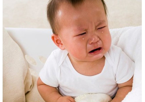 Đau bụng: Đau toàn bộ hoặc giống viêm ruột thừa do viêm hạch mạc treo ruột.