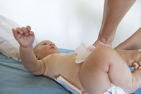 Sau khi tắm hoặc cho mỗi lần thay tã, bố mẹ nhớ vệ sinh cho bé sạch sẽ, lau khô và bôi thuốc mỡ cho toàn bộ khu vực quấn tã bao gồm mông, bộ phận sinh dục bé và đặc biệt là khu vực tiếp xúc với mép tã giấy.