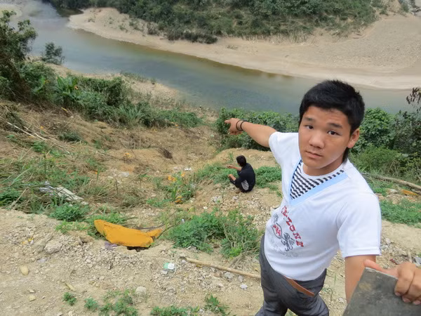 Anh Đinh Xuân Bình kể lại câu chuyện khi xảy ra tai nạn. (Ảnh: Trang Trang).