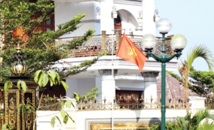 Căn biệt thự trước đây Tỉnh ủy Bến Tre cấp cho ông Trần Văn Truyền lúc còn làm Bí thư Tỉnh ủy ở Trung tâm phường 1, TP Bến Tre rộng 300m2 vốn đây là trụ sở Hội VHNT tỉnh bị đập đi để xây biệt thự cho ông Trần Văn Truyền nay cho doanh nghiệp tư nhân thuê.