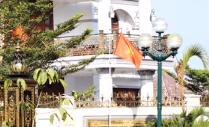 Căn biệt thự trước đây Tỉnh ủy Bến Tre cấp cho ông Trần Văn Truyền lúc còn làm Bí thư Tỉnh ủy ở Trung tâm phường 1, TP Bến Tre rộng 300m2 vốn đây là trụ sở Hội VHNT tỉnh bị đập đi để xây biệt thự cho ông Trần Văn Truyền nay cho doanh nghiệp tư nhân thuê.