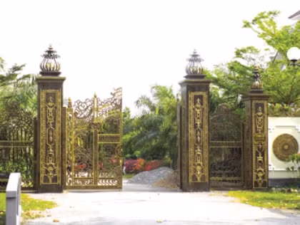 Những căn nhà gỗ thuộc nhóm gỗ đặc biệt không dùng đến một cái đinh sắt. Nguồn tin từ một số cán bộ ở TTCP và cán bộ ở Bến Tre, ông Truyền còn có 3 cơ ngơi ở TP Hồ Chí Minh là phường Thảo Điền (Quận 2), ở Quận 5, ở khu đô thị “5 sao” Phú Mỹ Hưng do người thân đang quản lí, sử dụng. Người ta còn đồn rằng cái giường “đặc biệt” của vợ chồng ông có giá trị nhiều tỉ đồng... Trong ảnh: Cổng chính đi vào dinh thự và “dự án gia đình” của ông Trần Văn Truyền màu sắc như sơn son thếp vàng.