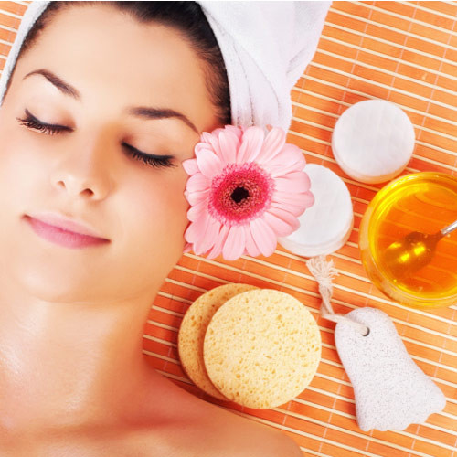 Da khô. Với da khô, mật ong sẽ là cứu cánh cho bạn. Khi rửa mặt hãy kết hợp với việc vỗ nhẹ nước có chứa mật ong lên da mặt nữa bạn nhé! Với bí quyết này, chắc chắn làn da của bạn sẽ trẻ ra đến 10 tuổi. Không chỉ thế, làn da khô cũng theo đó mà dần biến mất không tung tích luôn.