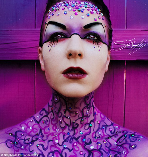 Cô gái 18 tuổi này hy vọng rằng những người xem thấy những bức chân dung của mình sẽ cảm thấy hạnh phúc cùng ngạc nhiên và sợ hãi.