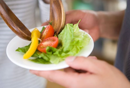 Chế độ ăn sau phẫu thuật: Nếu bị cắt một phần hoặc toàn phần dạ dày, bạn sẽ phải điều chỉnh lượng thức cho mỗi lần ăn: ăn lượng ít và ăn nhiều bữa cách nhau 2 - 3 giờ. Từ từ có thể tăng dần khối lượng thức ăn và kéo dài khoảng cách giữa hai lần ăn.