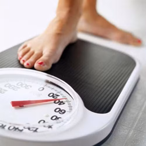 Xác định chỉ số cơ thể BMI. Bởi chỉ số cơ thể là một trong những yếu tố quan trọng nhất quyết định bạn có nên thực hiện phẫu thuật dạ dày giảm cân hay không. Nếu chỉ số BMI của bạn lớn hơn hoặc bằng 32,5 bạn có thể quyết định phẫu thuật giảm cân, nếu từ 20-25 thì bạn nên quyết định lại.