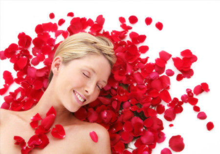 Mặt nạ dưỡng ẩm. Sau khi đã có nước hoa hồng ở phía trên, bạn có thể tận dụng để làm mặt nạ dưỡng ẩm. Chỉ cần trộn đều 2 thìa nước hoa hồng, 2 thìa mật ong, 2 thìa dầu hạnh nhân và 3 giọt dầu vitamin E là bạn đã có trong tay mặt nạ dưỡng ẩm cực tốt. Hãy rửa sạch mặt, thoa lớp mặt nạ này lên da và sử dụng 3 ngón tay để massage da mặt theo chuyển động vòng tròn trong ít nhất là 15 phút.