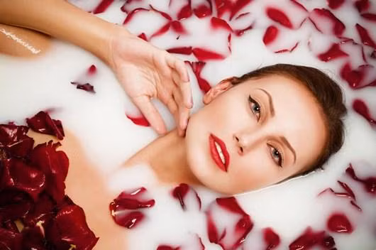 Chống các bệnh ngoài da. Các nhà nghiên cứu cho biết, vi khuẩn sẽ chết trong vòng 5 phút sau khi tiếp xúc với cánh hoa hồng tươi. Ngoài ra, cánh hoa hồng tươi còn hạn chế mưng mủ vết thương và vết bỏng. Chúng cũng có thể làm dịu những vết ngứa do dị ứng gây ra.