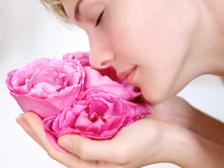 Tẩy tế bào chết. Trộn hỗn hợp cánh hoa hồng đã nghiền nát, 2 thìa mật ong và 1 thìa nước cốt chanh rồi đắp mặt nạ, giữ yên trong 20 phút rồi rửa sạch bằng nước ấm. Phương pháp đặc biệt này có tác dụng lấy đi chất bẩn, loại bỏ tế bào chết nhằm giúp da luôn sáng bóng. Bạn có thể thực hiện 1-2 lần/tuần.