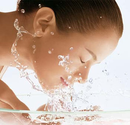 Vệ sinh da vào ngày đèn đỏ. Trong kỳ đèn đỏ không nên sử dụng quá nhiều sản phẩm làm sạch da, đặc biệt là các loại sản phẩm khử chất sừng cho da. Lời khuyên của chúng tôi là nên dùng loại sản phẩm làm sạch da có khả năng bổ sung nước.