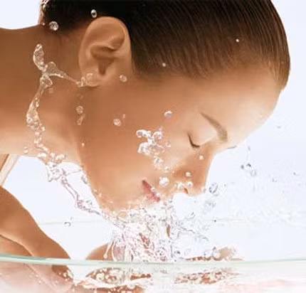 Vệ sinh da vào ngày đèn đỏ. Trong kỳ đèn đỏ không nên sử dụng quá nhiều sản phẩm làm sạch da, đặc biệt là các loại sản phẩm khử chất sừng cho da. Lời khuyên của chúng tôi là nên dùng loại sản phẩm làm sạch da có khả năng bổ sung nước.