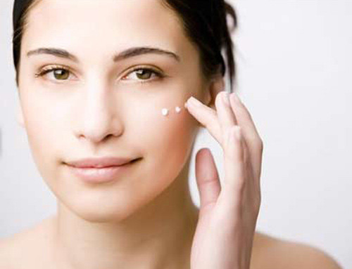 Giữ ẩm cho da. Vào những ngày này, làn da bạn rất nhạy cảm, vì vậy bạn chỉ cần chọn một vài mặt nạ dưỡng da hoặc kem dưỡng da nhẹ nhàng, có tác dụng bổ sung nước.