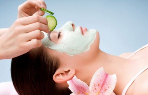 Đắp mặt nạ cải thiện da. Một cách khác để nuông chiều làn da của bạn trong ngày “đèn đỏ” là sử dụng một chất dưỡng ẩm hoặc mặt nạ tẩy tế bào chết để dưỡng ẩm làn da xỉn và khô hoặc loại bỏ lớp da bong tróc và cân bằng da.