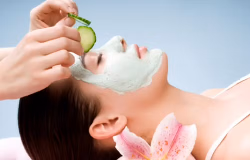 Đắp mặt nạ cải thiện da. Một cách khác để nuông chiều làn da của bạn trong ngày “đèn đỏ” là sử dụng một chất dưỡng ẩm hoặc mặt nạ tẩy tế bào chết để dưỡng ẩm làn da xỉn và khô hoặc loại bỏ lớp da bong tróc và cân bằng da.