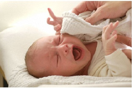 Chăm sóc mắt: Việc chăm sóc mắt cũng rất quan trọng. Hãy lau sạch mắt bằng một chiếc khăn mềm và ướt, không nên để mắt tiếp xúc trực tiếp với ánh sáng, chính vì vậy nên giữ trẻ ở trong phòng tối.