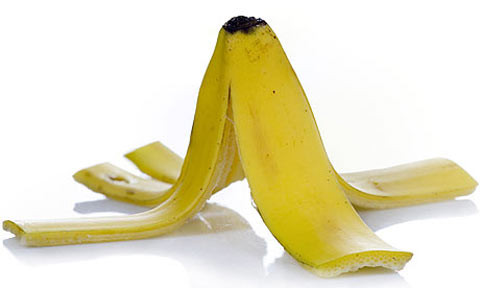 Vỏ chuối. Để tẩy nốt ruồi, có một cách đơn giản hơn là bạn có thể bóc vỏ của một quả chuối chín và áp dụng cạo lớp vỏ bên trong của vỏ chuối để áp dụng đắp chúng lên những nốt ruồi. Bạn hãy lưu chúng qua đêm trên các nốt ruồi nhé.