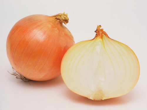 Hành tây. Nước ép hành tây cũng là một phương pháp rất hiệu quả để “tiêu diệt” những nốt ruồi đáng ghét. Các bạn có thể ép hành tây lấy nước, sau đó nhỏ 2 – 3 giọt lên nốt ruồi. Các tinh chất từ nước hành tây sẽ làm giảm dần các sắc tố đen, nâu trên nốt ruồi và làm chúng bong ra. Cứ làm như vậy trong khoảng 3 tuần, các bạn sẽ thấy những thay đổi đáng kể.