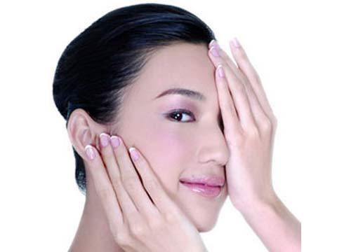 Ngoài ra, phương pháp này còn được rất nhiều người ưa chuộng bởi chỉ mất 45 phút lại khá an toàn. Tuy nhiên, do đây là vùng da khá mỏng manh và nhạy cảm, dễ gây biến chứng. Vì vậy, hãy thực hiện nghiêm ngặt quy định của bác sĩ nếu bạn có ý định thực hiện nhé.