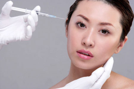 Tiêm botox/filler làm căng da. Cho đến nay, 2 hóa chất được ưa chuộng nhất trong phương pháp này vẫn là botox và filter. Cả 2 chất này đều được đưa vào dưới lớp da qua đường tiêm để "hô biến" các nếp nhăn trên mặt như khóe mắt, trán, vùng quanh miệng... mang lại vẻ đẹp thanh xuân cho những quý cô gặp vấn đề về tuổi tác.