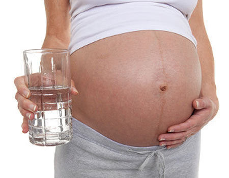 Giữ cho cơ thể luôn đủ nước. Uống đủ nước khi mang bầu giúp các hệ tiêu hoá, tiết niệu… hoạt động tốt; đồng thời, phòng tránh được quá trình tích trữ chất lỏng, gây phù.
