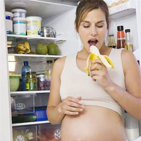 Bổ sung Kali. Nếu bạn bị phù nề do thiếu kali thì hãy nhanh chóng bổ sung kali vào thực đơn hàng ngày. Một số món ăn giàu kali mẹ bầu có thể ăn như: hoa quả, rau xanh, thịt gà, thịt đỏ, cá, sữa, sữa chua, sản phẩm từ đậu nành, các loại hạt đều cung cấp kali cho bà bầu.