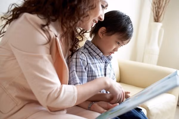 Chậm nói. Nghiên cứu trên những trẻ chậm phát triển ngôn ngữ, các nhà khoa học thấy có một mối liên quan với mẹ khi mang thai. Ước tính có khoảng 15% trẻ chậm phát triển ngôn ngữ là do mẹ bị rối loạn tâm trạng trong thai kỳ. Người ta cho rằng, sự trầm cảm, lo âu của mẹ làm giảm các hoạt động như ăn uống, nghỉ ngơi. Điều này gây thiếu hụt các chất cần thiết cho phát triển thần kinh của thai nhi khiến bé chậm nói.