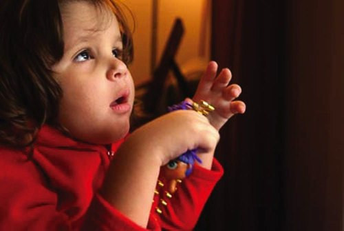 Nguy cơ tự kỷ. Nếu thai phụ bị rối loạn tâm lý ở tuần thứ 32 thì trẻ sinh ra có nguy cơ bị rối loạn hành vi cao gấp hai lần, kéo dài đến 4-5 tuổi. Với thai phụ rối loạn tâm lý ở tuần thứ 38-40, tỉ lệ nguy cơ rối loạn hành vi của đứa trẻ cũng cao gấp hai lần nhưng kéo dài đến 7-8 tuổi. Ở mẹ bị trầm cảm, các hormone tâm lý của mẹ tác động vào hệ thống tuyến nội tiết của con. Từ đó hệ thống này bị giảm chức năng nên dẫn đến thiếu hụt một số hormone, khiến trẻ sinh có nguy cơ mắc bệnh tự kỷ.