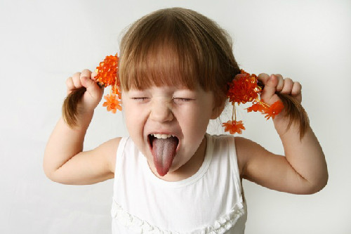 Nguy cơ tăng động. Đánh giá hành vi của trẻ được sinh ra từ các mẹ có độ căng thẳng liên tục, người ta phát hiện thấy các trẻ này tăng động quá mức, gần giống với chứng tăng động giảm chú ý. Người ta cho rằng khi mẹ căng thẳng, lượng hormone cortisol và dolpamine trong máu sẽ gia tăng. Các chất này đi qua nhau thai làm nồng độ cortisol và dopamine ở những trẻ này tăng cao hơn so với trẻ bình thường khác.