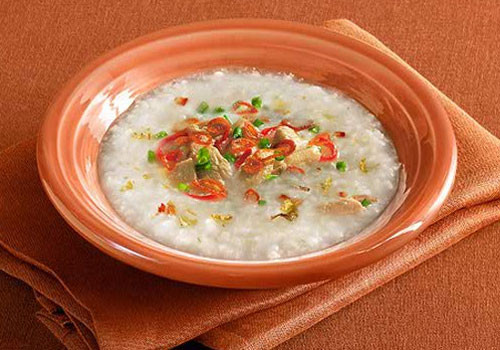 Món cháo. Bubur Ayam, được nấu từ gạo, thịt gà băm nhỏ, hành lá, gừng thái lát, ăn kèm với hành khô chiên và ớt thái hạt lựu. Đây là một trong những món ăn sang phổ biến ở Singapore.
