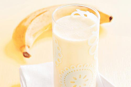 Chuối và sữa đậu nành. Nghiền một quả chuối và trộn nhuyễn với một nửa cốc sữa đậu nành. Khi nó trở nên sánh đặc, thoa hỗn hợp lên mặt, để trong 10 phút sau đó rửa sạch. Bằng cách này, bạn sẽ tẩy trang dễ dàng và làn da được nuôi dưỡng mịn màng.