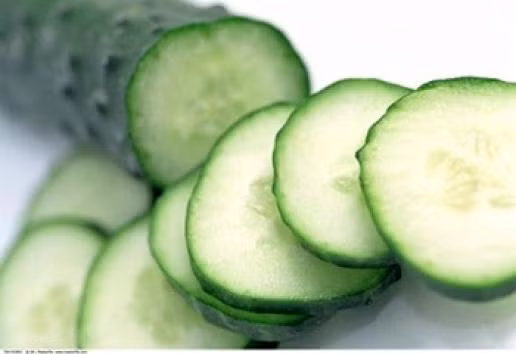 Dưa chuột. Một gợi ý khác cho bạn khi gỡ bỏ lớp trang điểm chính là sử dụng dưa chuột. Gọt vỏ dưa chuột và xay nhỏ, thêm nửa cốc sữa và đun nhỏ lửa hỗn hợp này trong vòng 10 phút. Chờ nước nguội, bạn thoa lên mặt và để vài phút trước khi rửa sạch. Ngoài ra, bạn có thể kết hợp tẩy trang với trị mụn trứng cá bằng cách lấy nước ép dưa chuột trộn với vài giọt dầu dưỡng dành cho em bé. Loại mặt nạ tẩy trang này vừa làm sạch, vừa đem lại cảm giác mềm mại, mượt mà.