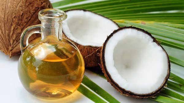 Dầu dừa. Lại là một cách rất dễ dàng và tiết kiệm để loại bỏ lớp trang điểm. Dầu dừa không chỉ có mùi thơm quyến rũ mà còn có tác dụng tốt trong việc tẩy trang và cải thiện độ dài của lông mi. Tất cả những gì bạn cần làm là nhỏ một ít dầu dừa lên ngón tay, thoa lên mặt, đặc biệt vùng cần tẩy trang và lông mi. Sau đó lấy bông để mát xa nhẹ nhàng.