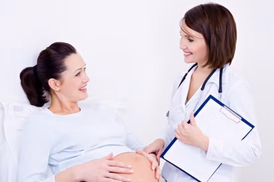 Việc xét nghiệm trong thời kì mang thai rất quan trọng với bạn vì khi bạn sinh con muộn thì tỉ lệ bé mắc hội chứng Down rất cao, cứ 200 trẻ được sinh ra bởi các bà mẹ trên 40 tuổi thì có 1 bé mắc hội chứng này.