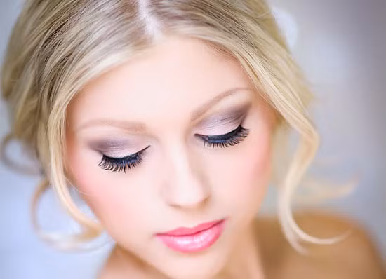 Son màu hồng, hồng cam. Đây là màu son được nhiều bạn trẻ ưa thích bởi tính trẻ trung và dễ phối màu cùng trang phục. Nếu bạn là dân công sở thì màu son này phù hợp với bạn khi đi làm. Màu son này cũng rất phù hơp cho bạn đi chơi trong. những ngày tết. Sắc màu ngọt ngào này sẽ mang đến cho bạn vẻ trẻ trung, quyến rũ mà tuyệt nhiên vẫn giữ nguyên nét đoan trang cần có.